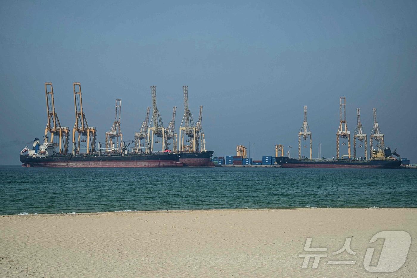 본문 이미지 - 아랍에미리트(UAE) 샤르자 토후국 코르파칸 컨테이너 터미널에 작년 6월 23일(현지시간) 유조선들이 정박해 있다.2026.05.01 ⓒ AFP=뉴스1