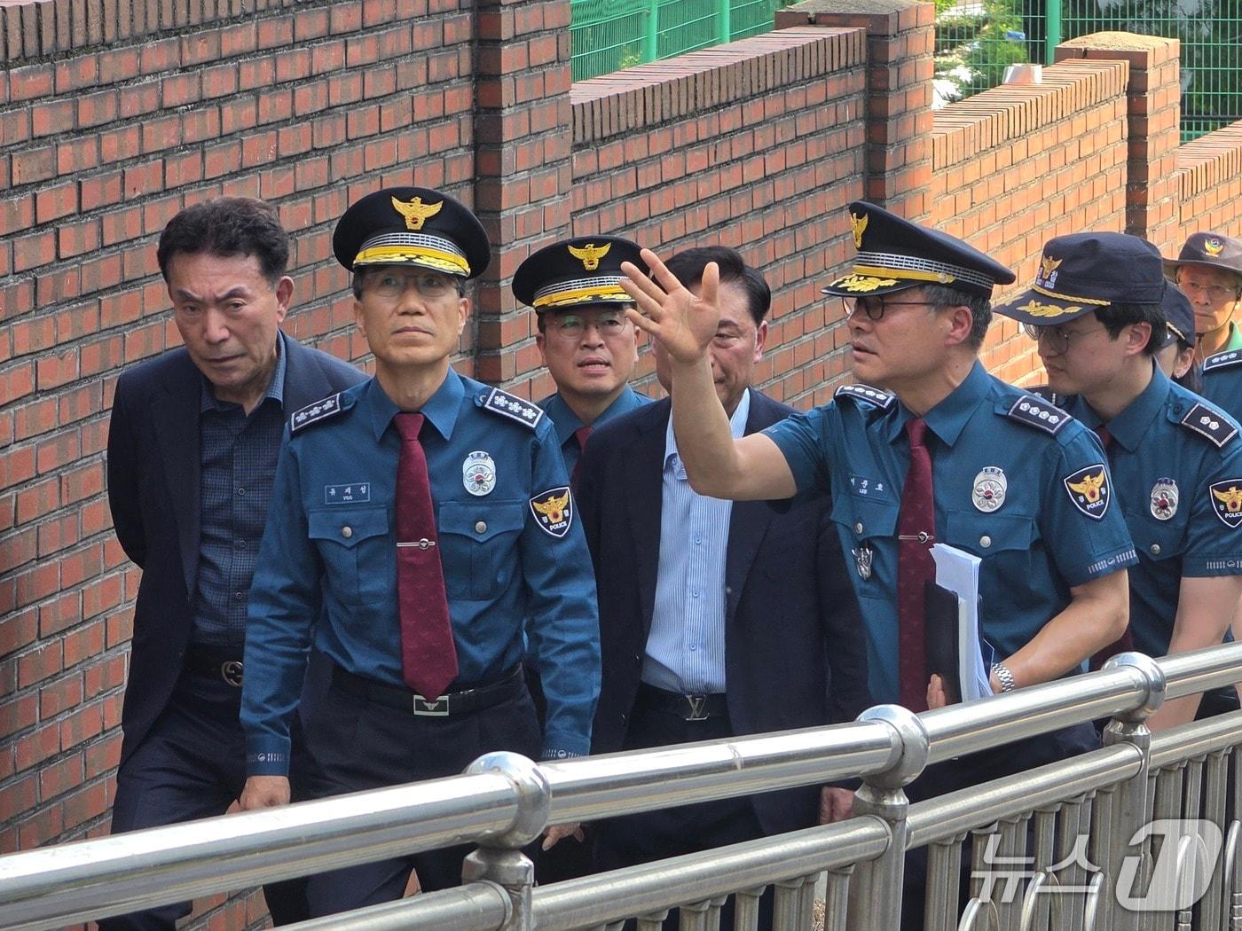 본문 이미지 - 유재성 경찰청장 직무대행이 14일 학생 안전 강화를 위해 서울 마포구 소재 중·고등학교를 찾아 현장 치안 상황을 점검했다.