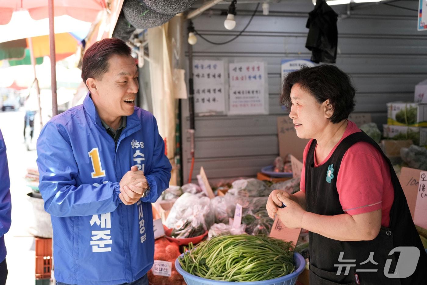 본문 이미지 - 이재준 더불어민주당 경기 수원시장 예비후보가 지난 14일 수원시 장안구 연무반딧불이시장을 방문해 상인과 인사를 나누고 있다. (이 후보 캠프 제공. 재판매 및 DB 금지) 2026.5.14/뉴스1