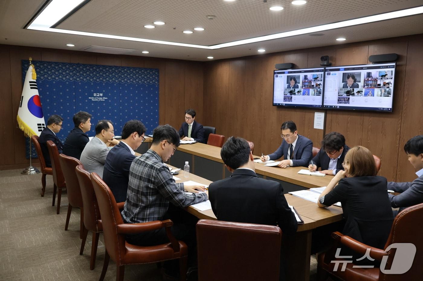 본문 이미지 -  박종한 외교부 경제외교조정관이 14일 '중동전쟁 비상경제 대응 미주지역 공관 담당관회의'를 주재하고 있다. 2026.05.14. (외교부 제공)