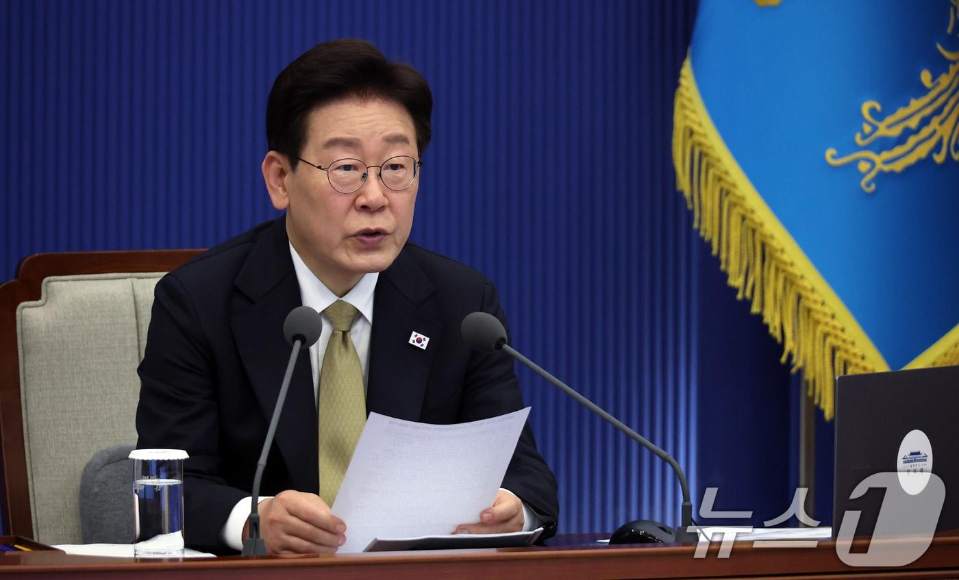 본문 이미지 - 이재명 대통령이 14일 청와대에서 열린 수석보좌관회의에서 발언하고 있다. (청와대통신사진기자단) 2026.5.14 ⓒ 뉴스1 허경 기자