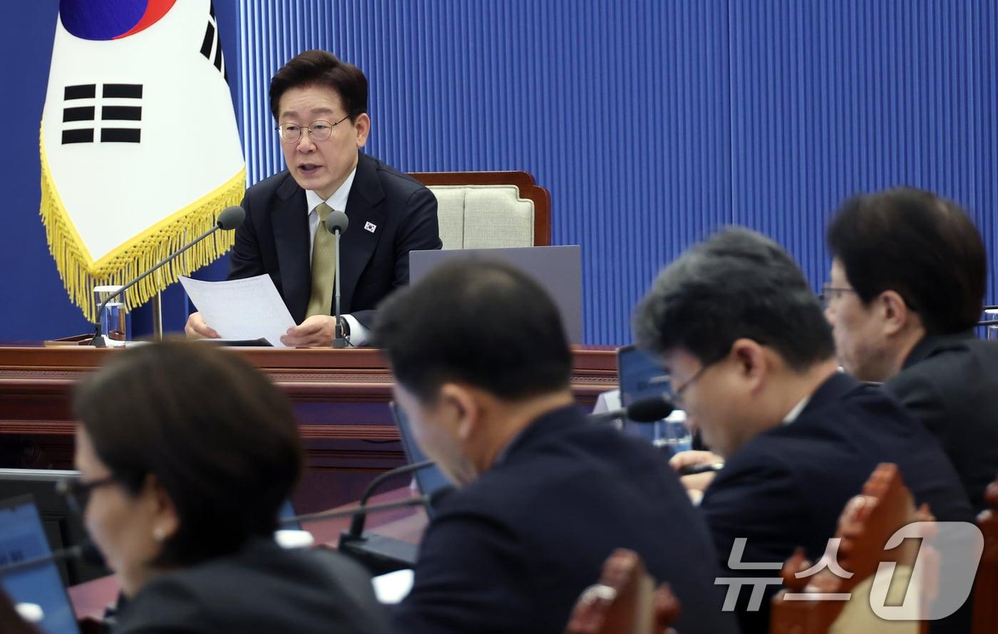 본문 이미지 - 이재명 대통령이 14일 청와대에서 열린 수석보좌관회의에서 발언하고 있다. (청와대통신사진기자단) 2026.5.14 ⓒ 뉴스1 허경 기자
