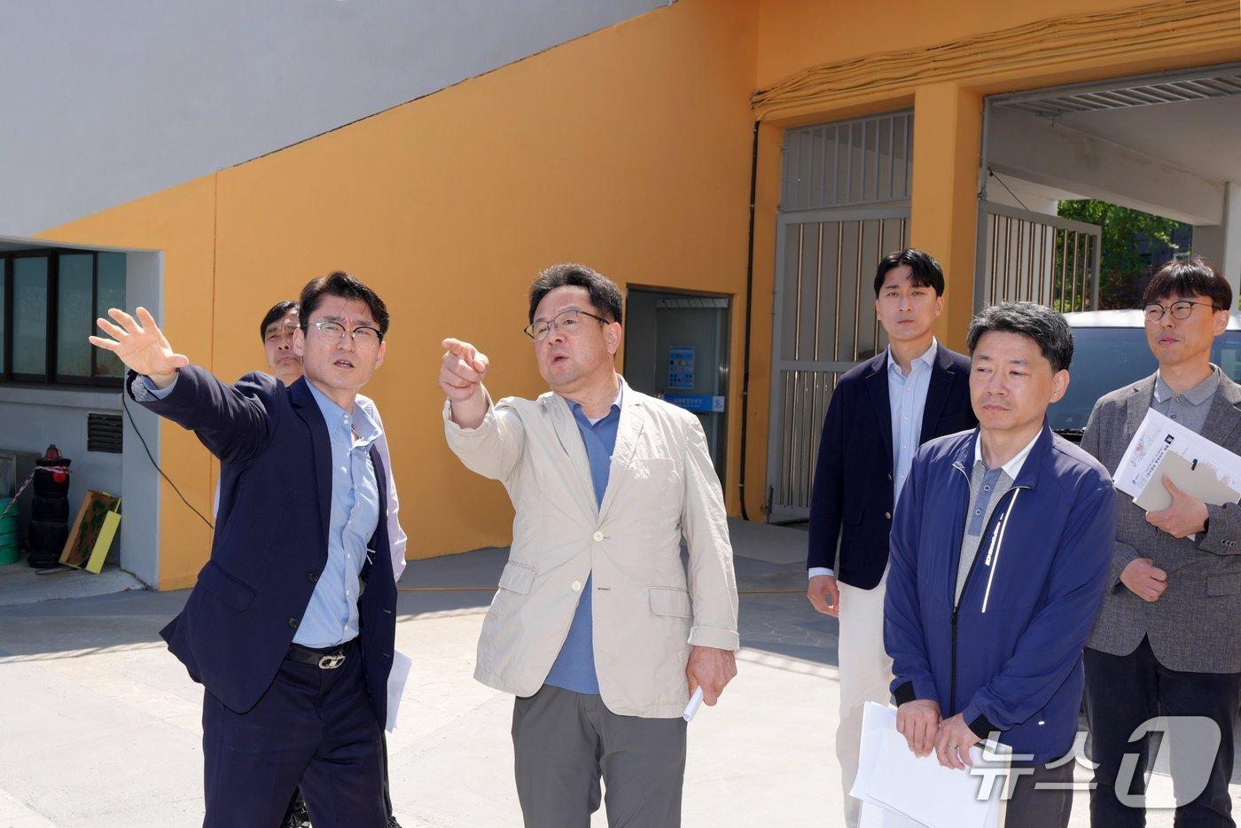 본문 이미지 - 김현수 경기 수원시장 권한대행(제1부시장)이 14일 수원종합운동장 주경기장을 방문해 아시아축구연맹(AFC) 여자 챔피언스리그(AWCL) 파이널라운드 준비 상황을 점검하고 있다. (수원시 제공. 재판매 및 DB 금지) 2026.5.14/뉴스1