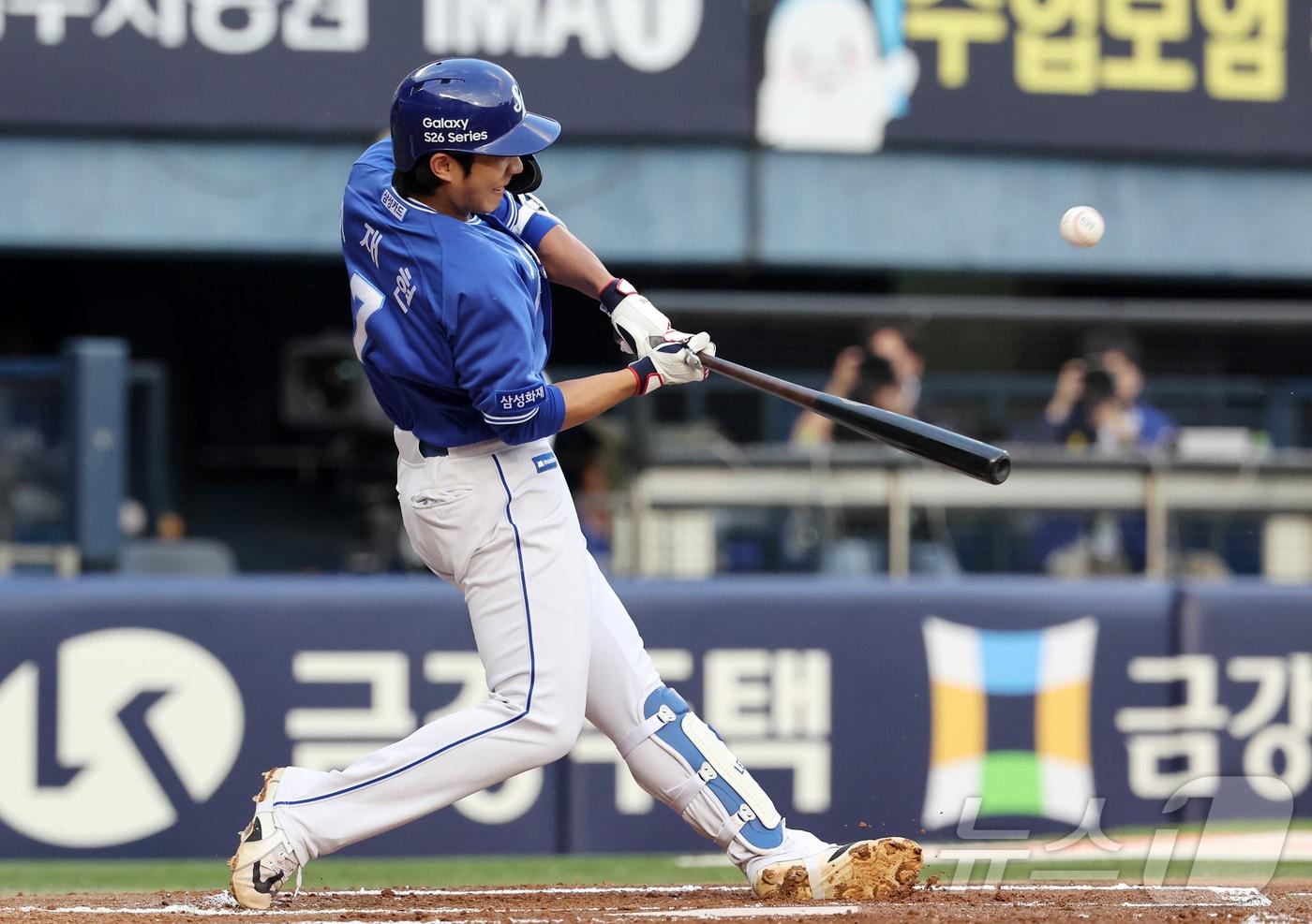 본문 이미지 - 14일 오후 서울 송파구 잠실야구장에서 열린 프로야구 '2026 신한은행 SOL KBO리그' 삼성 라이온즈와 LG 트윈스의 경기, 삼성 이재현이 2회초 무사 만루 상황에서 만루홈런을 치고 있다. 2026.5.14 ⓒ 뉴스1 김진환 기자