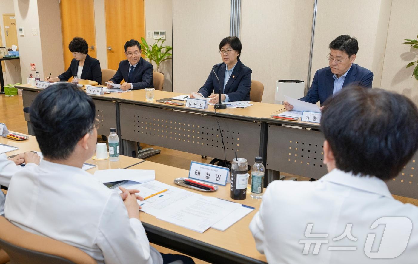 본문 이미지 - 정은경 보건복지부 장관이 지난 5월 전남 순천 지역모자의료센터를 방문해 전남지역의 고위험 산모, 신생아 의료체계 운영 현황과 응급 대응체계를 점검하고 있다. (보건복지부 제공. 재판매 및 DB 금지)  ⓒ 뉴스1