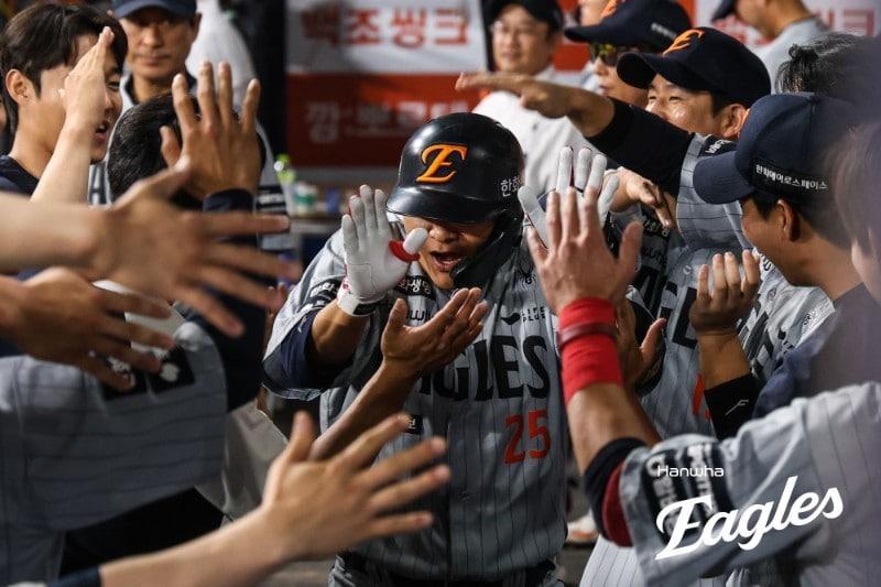본문 이미지 - 한화 이글스 김태연(가운데)이 14일 열린 KBO리그 고척 키움 히어로즈전에서 5회초 결승 솔로포를 터뜨린 뒤 동료의 축하를 받고 있다. (한화 이글스 제공)