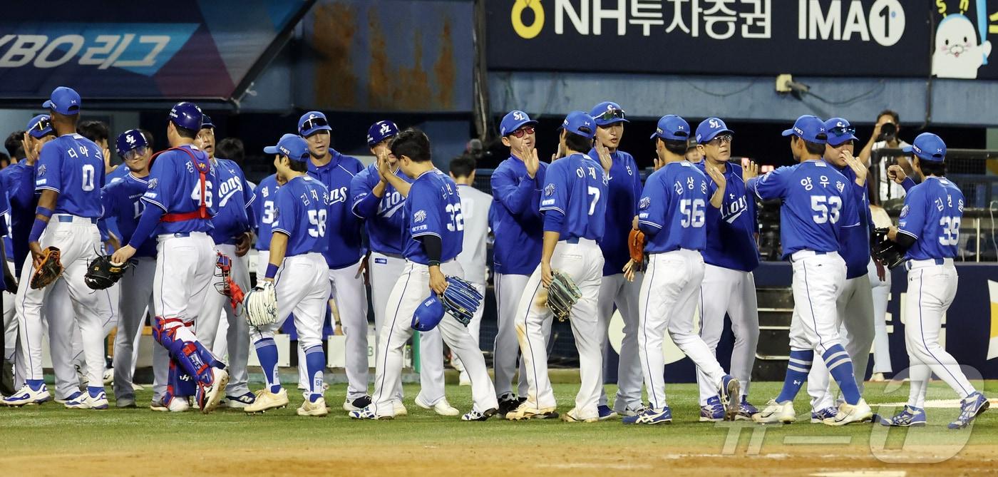 본문 이미지 - 14일 오후 서울 송파구 잠실야구장에서 열린 프로야구 '2026 신한은행 SOL KBO리그' 삼성 라이온즈와 LG 트윈스의 경기, 9대5 승리를 거둔 삼성 선수들이 기쁨을 나누고 있다. 2026.5.14 ⓒ 뉴스1 김진환 기자
