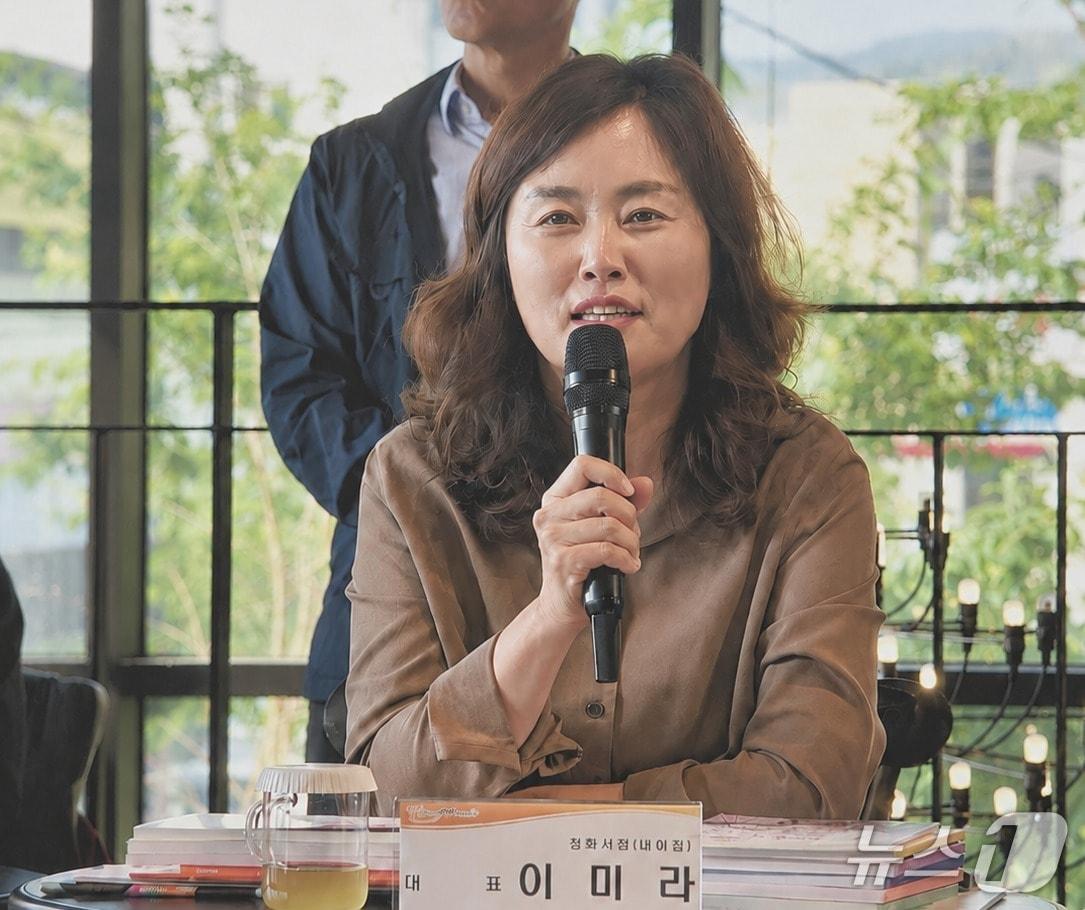 본문 이미지 - 경남 밀양 청학서점 밀고점의 이미라 대표는 지난 14일 문화체육관광부가 밀양 지역서점 대표들과 책방 생태계 지원 방안을 논의하는 자리에서 인생독서 x인생서점 사업에 대해 호평했다.