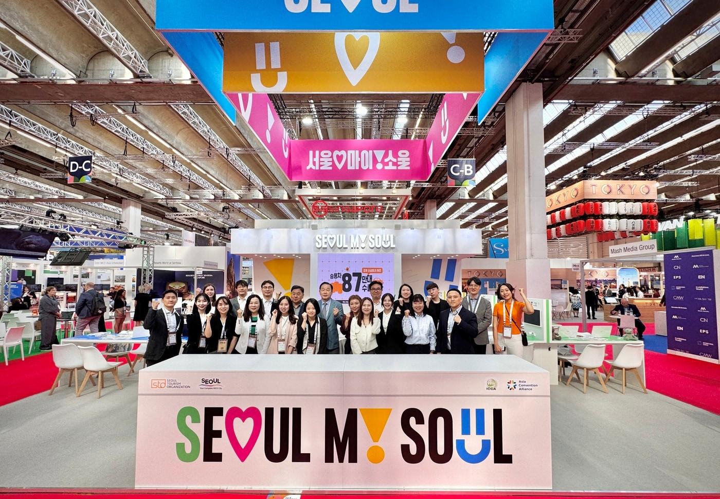 본문 이미지 - 2025 IMEX 서울 홍보관에서 SMA 회원사들과 결의를 다지고 있는 모습(서울관광재단 제공)