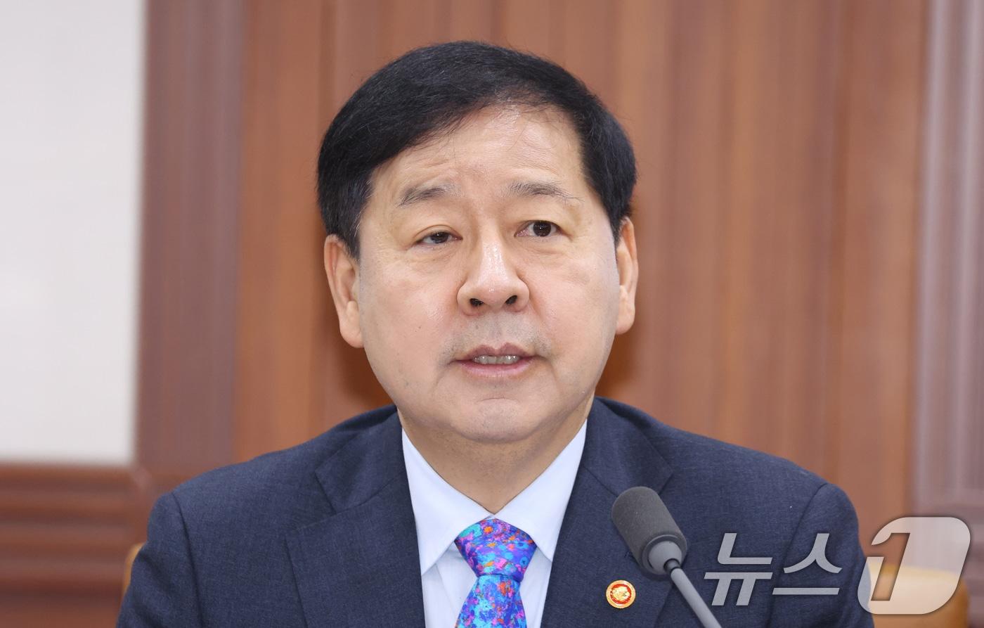 본문 이미지 - 구윤철 경제부총리 겸 재정경제부 장관이 15일 서울 종로구 세종대로 정부서울청사에서 열린 비상경제본부회의 겸 경제관계장관회의에서 모두 발언을 하고 있다. 2026.5.15 ⓒ 뉴스1 김명섭 기자