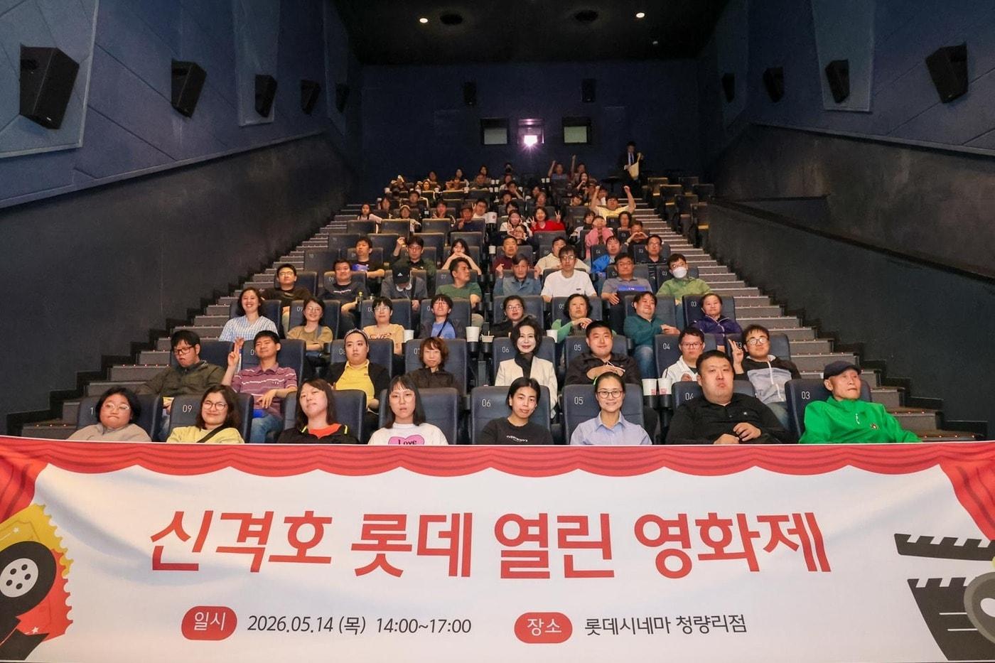 본문 이미지 - 신격호 롯데 열린영화제 단체사진(롯데장학재단 제공)