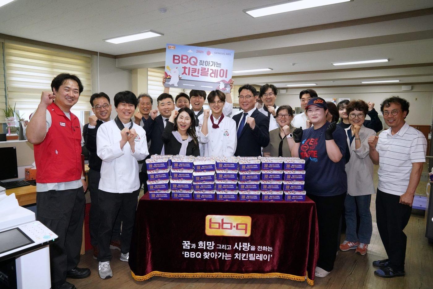 본문 이미지 - BBQ가 스승의 날을 맞아 인천 강화군 한국글로벌셰프고등학교에서 ‘찾아가는 치킨릴레이’를 통해 치킨 세트 60인분은 전달했다.(BBQ 제공)