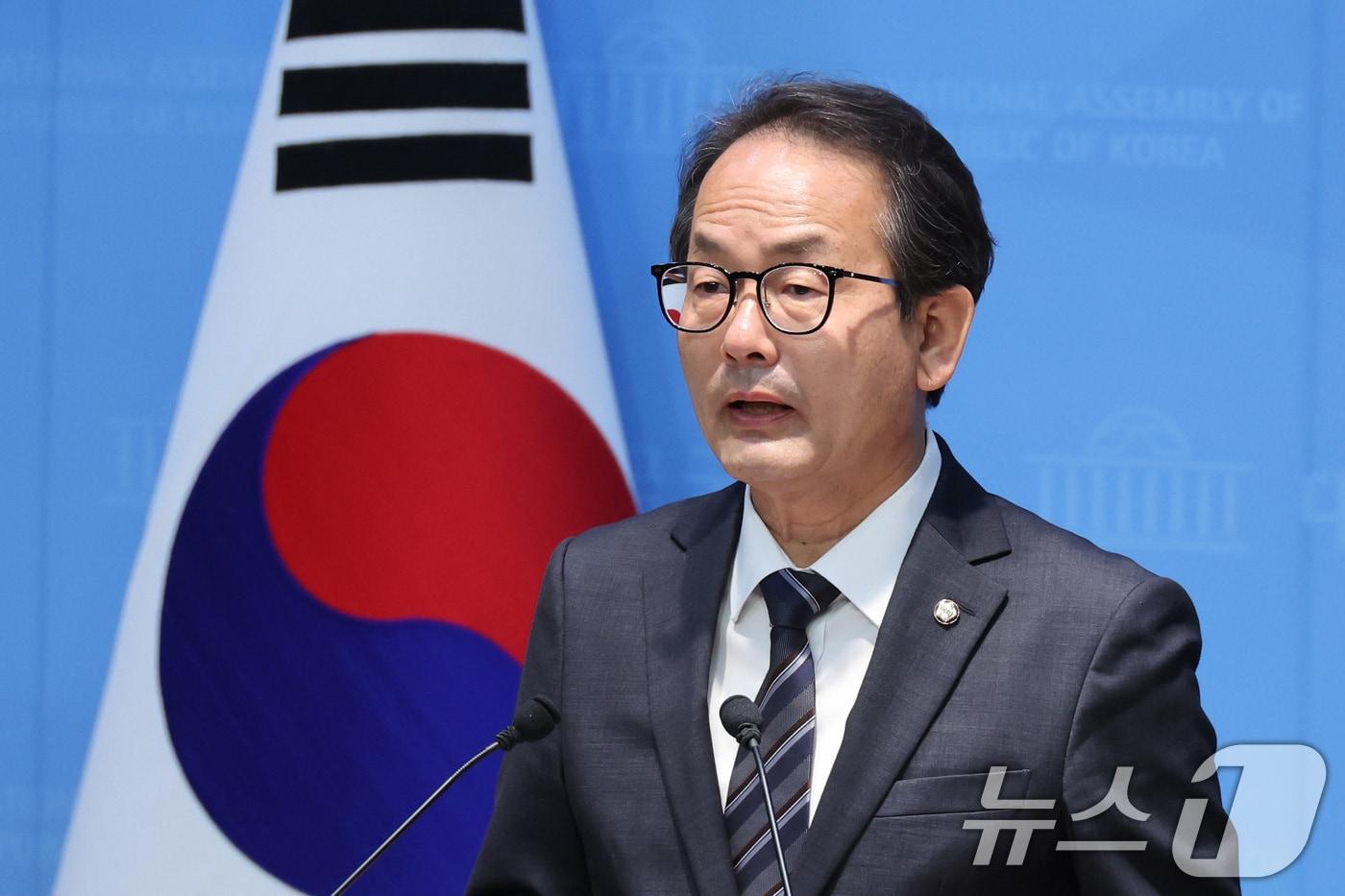 본문 이미지 - 더불어민주당 선거대책위원회 공보단장을 맡고 있는 강준현 수석대변인이 15일 서울 여의도 국회 소통관에서 지방선거 현안 및 기조 관련 기자회견을 하고 있다. 2026.5.15 ⓒ 뉴스1 신웅수 기자
