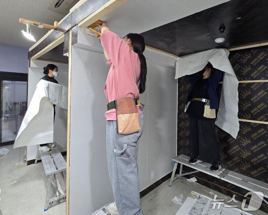 본문 이미지 - 영등포 청년건축학교 도배기능사 교육.(영등포구 제공)