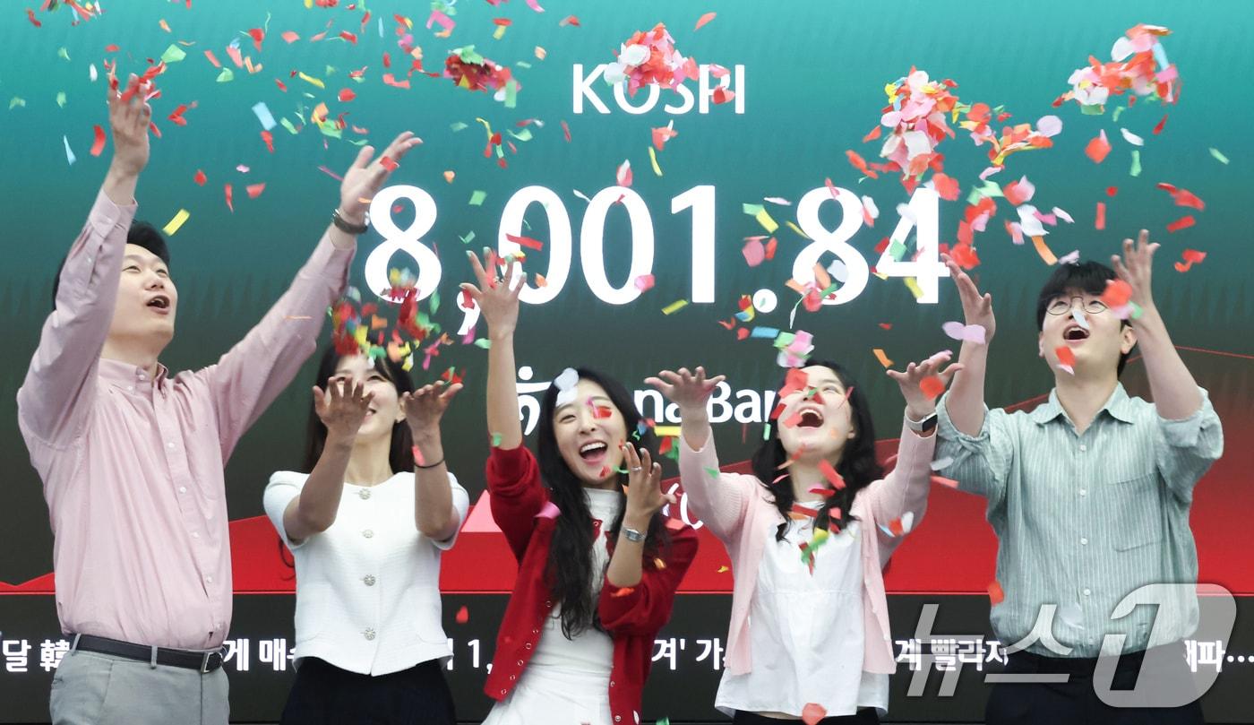 본문 이미지 - 코스피가 장중 사상 처음으로 8000선을 돌파한 15일 오전 서울 중구 하나은행 딜링룸에서 직원들이 축하 세레머니를 하고 있다.  2026.5.15 ⓒ 뉴스1 임지훈 인턴기자