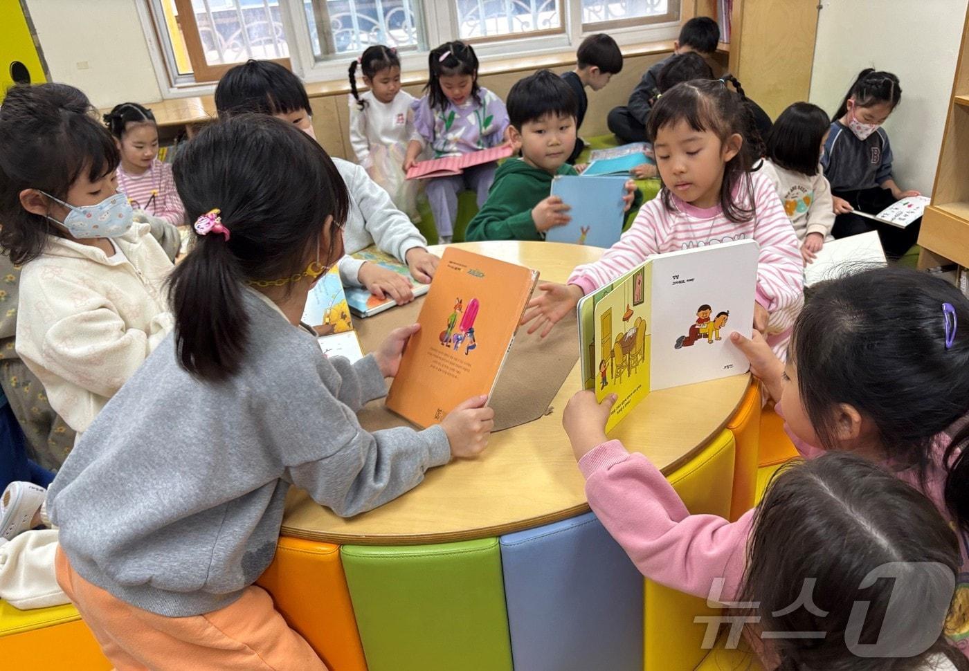 본문 이미지 - 경북교육청은 15일 유아의 삶과 놀이 속 독서 문화를 확산하기 위해 ‘2026 독서 중점 시범기관’ 10곳을 운영한다. /뉴스1