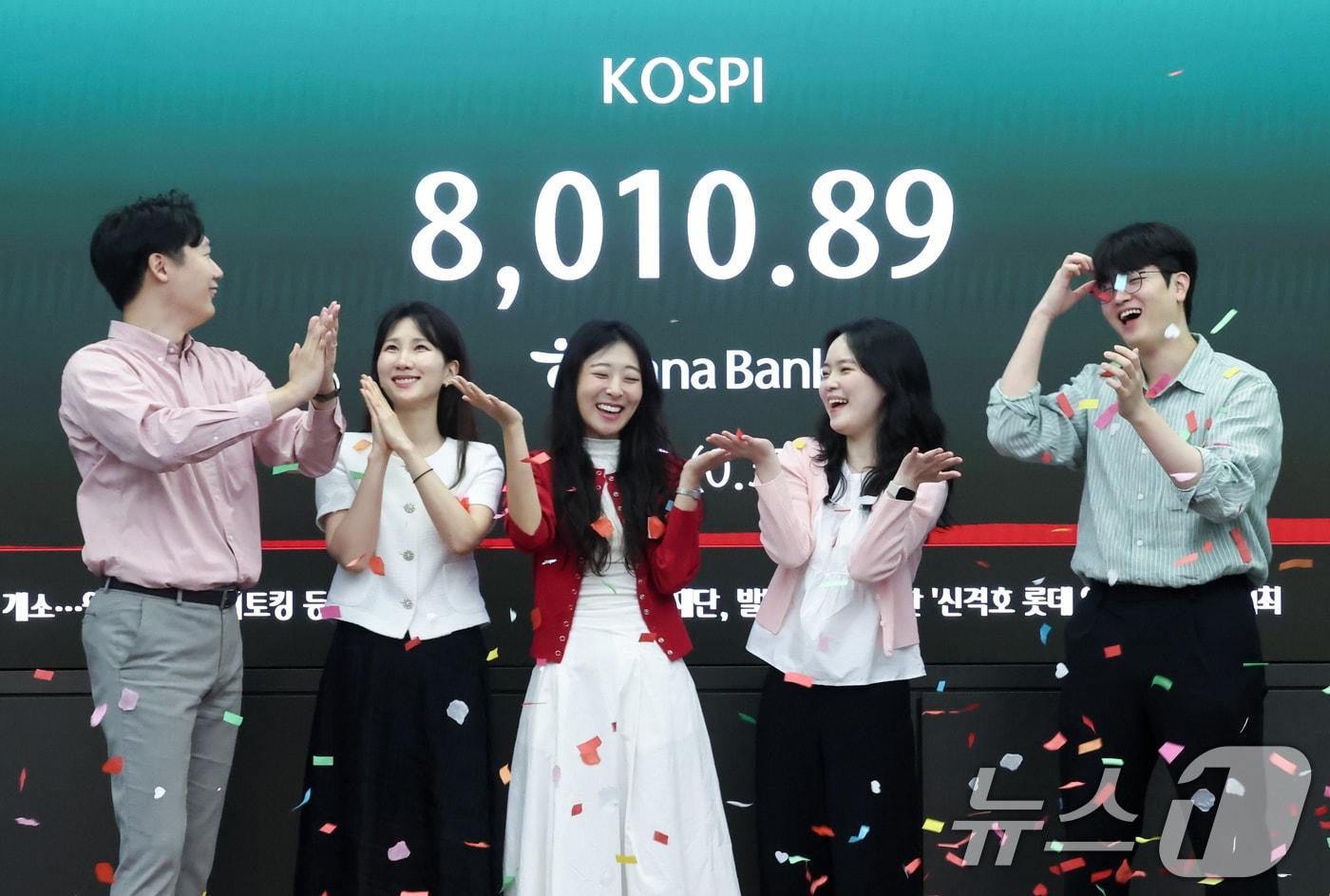 본문 이미지 - 코스피가 장중 사상 처음으로 8000선을 돌파한 15일 오전 서울 중구 하나은행 딜링룸에서 직원들이 축하 세레머니를 하고 있다. 2026.5.15 ⓒ 뉴스1 임지훈 인턴기자