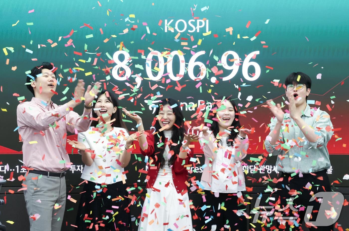 본문 이미지 - 코스피가 장중 사상 처음으로 8000선을 돌파한 15일 오전 서울 중구 하나은행 딜링룸에서 직원들이 축하 세레머니를 하고 있다. 2026.5.15 ⓒ 뉴스1 임지훈 인턴기자