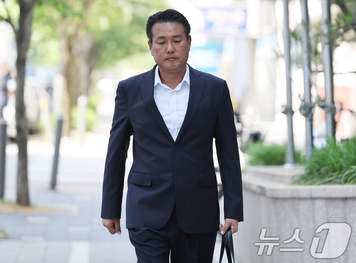 본문 이미지 - 김태효 전 국가안보실 1차장이 15일 오전 내란중요임무종사 혐의로 피의자 조사를 받기 위해 경기 과천 2차 종합특검 사무실로 출석하고 있다. 김 전 차장은 미국 등 우방국에 12·3 비상계엄의 정당성을 설득하는 메시지를 보냈다는 의혹을 받는다. ⓒ 뉴스1 오대일 기자