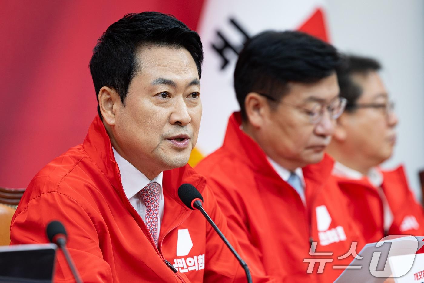 본문 이미지 - 장동혁 국민의힘 대표가 15일 서울 여의도 국회에서 열린 중앙선거대책위원회의에서 모두 발언을 하고 있다. 2026.5.15 ⓒ 뉴스1 유승관 기자
