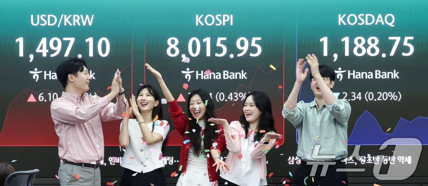 본문 이미지 - 코스피가 장중 사상 처음으로 8000선을 돌파한 15일 오전 서울 중구 하나은행 딜링룸에서 직원들이 축하 세레머니를 하고 있다.  2026.5.15 ⓒ 뉴스1 임지훈 인턴기자