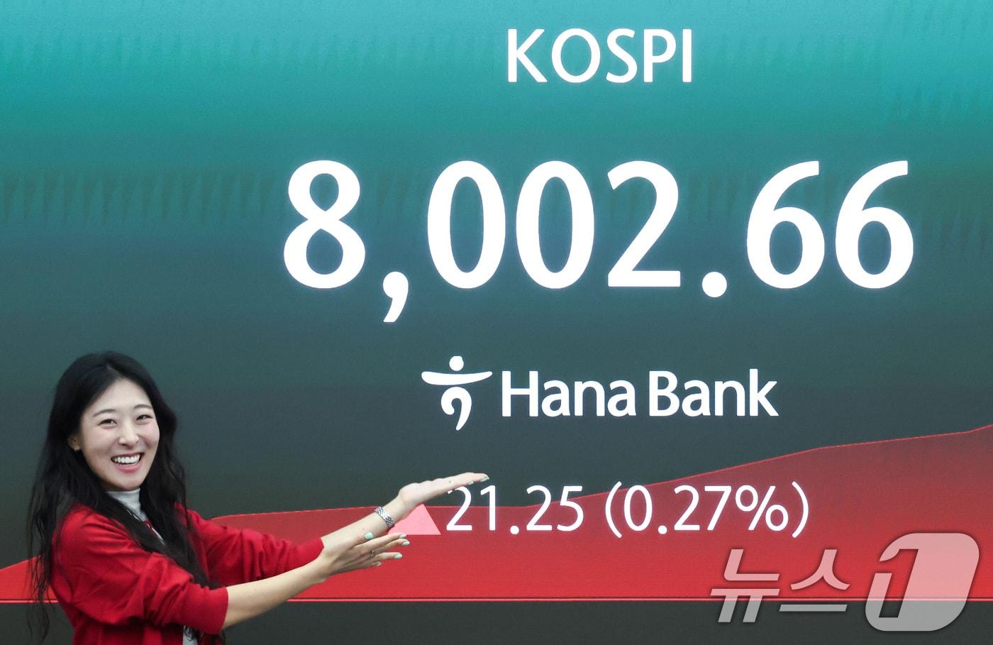 본문 이미지 - 코스피가 개장 직후 8000선을 넘어 사상 최고치를 기록한 15일 오전 서울 중구 하나은행 본점 딜링룸 전광판에 코스피 지수가 표시되고 있다.  2026.5.15 ⓒ 뉴스1 임지훈 인턴기자