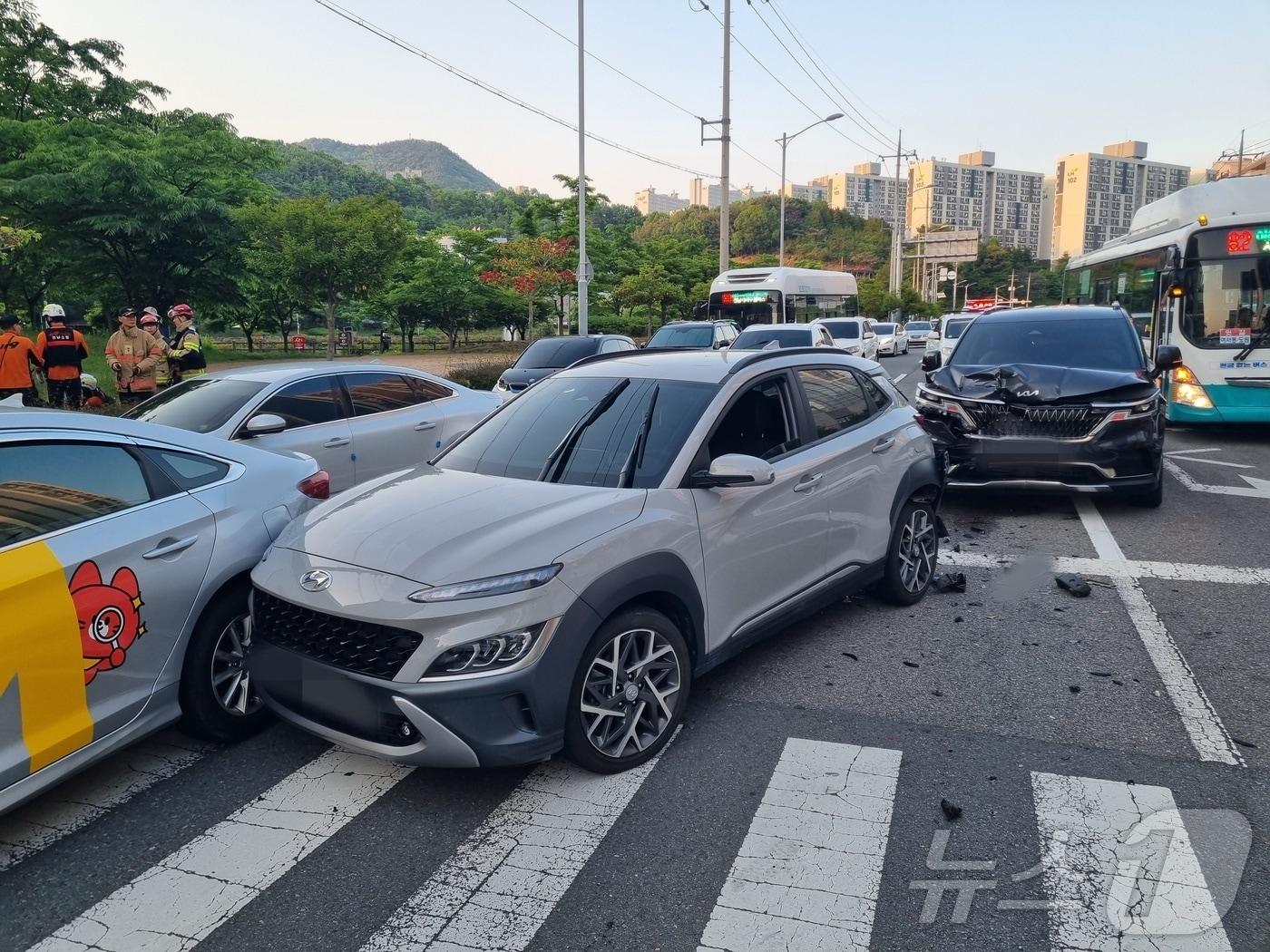본문 이미지 - 14일 전남 여수시 웅천동에서 4중 추돌 사고가 발생해 5명이 다쳤다. (전남소방본부 제공. 재판매 및 DB금지) ⓒ 뉴스1 김성준 기자