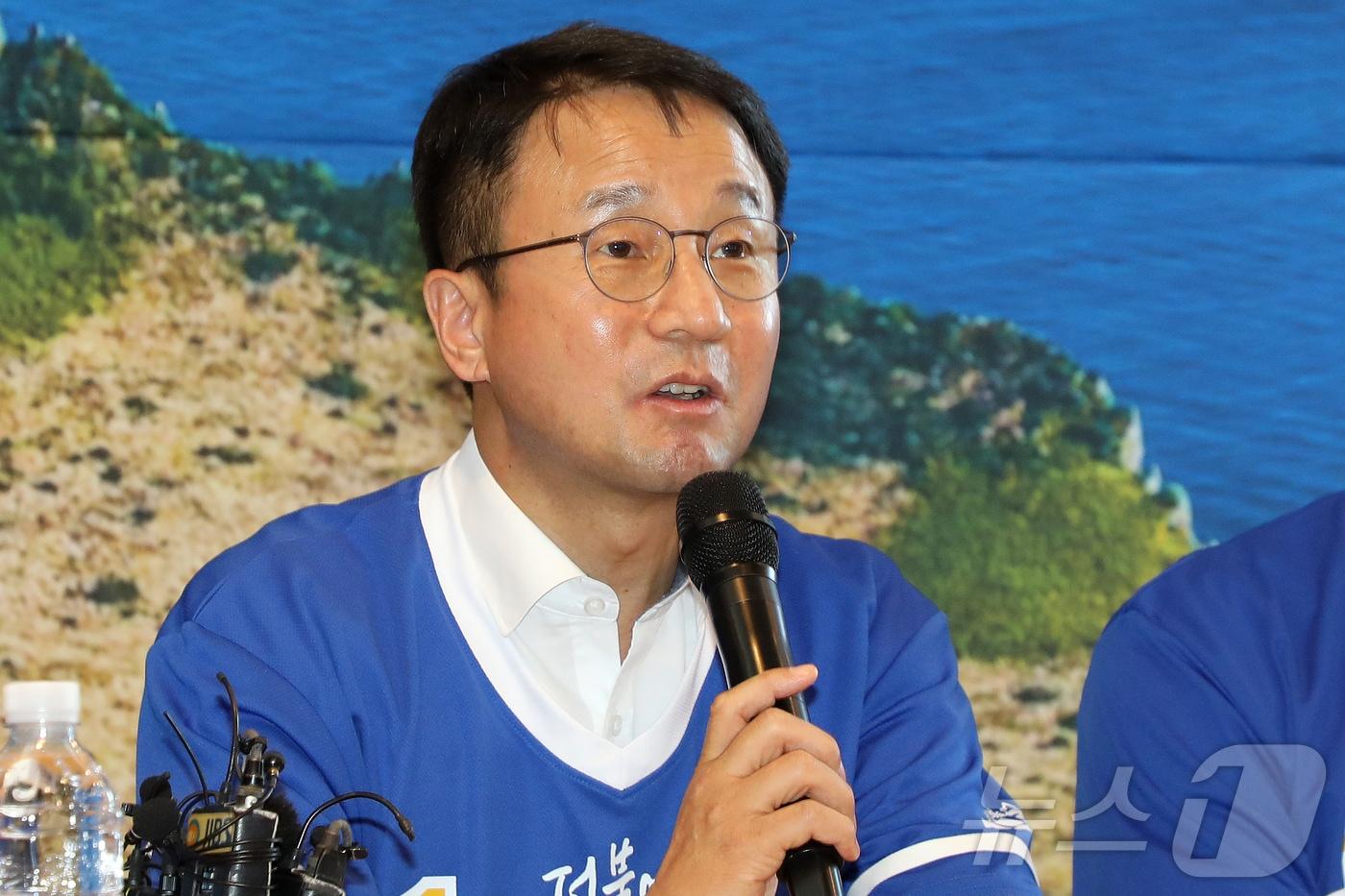 본문 이미지 - 한병도 더불어민주당 원내대표가 15일 오전 제주시 오라동 위성곤 민주당 제주도지사 후보 선거사무소에서 열린 선거대책위원회 회의에서 발언하고 있다. 2026.5.15 ⓒ 뉴스1 오미란 기자