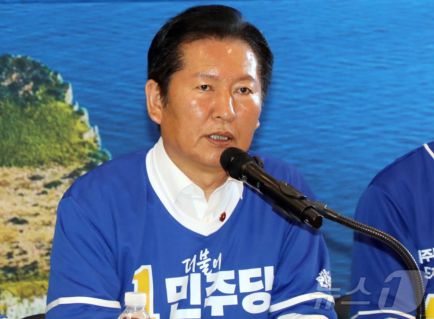 본문 이미지 - 정청래 더불어민주당 대표가 15일 오전 제주시 오라동 위성곤 민주당 제주도지사 후보 선거사무소에서 열린 선거대책위원회 회의에서 발언하고 있다. 2026.5.15 ⓒ 뉴스1 오미란 기자