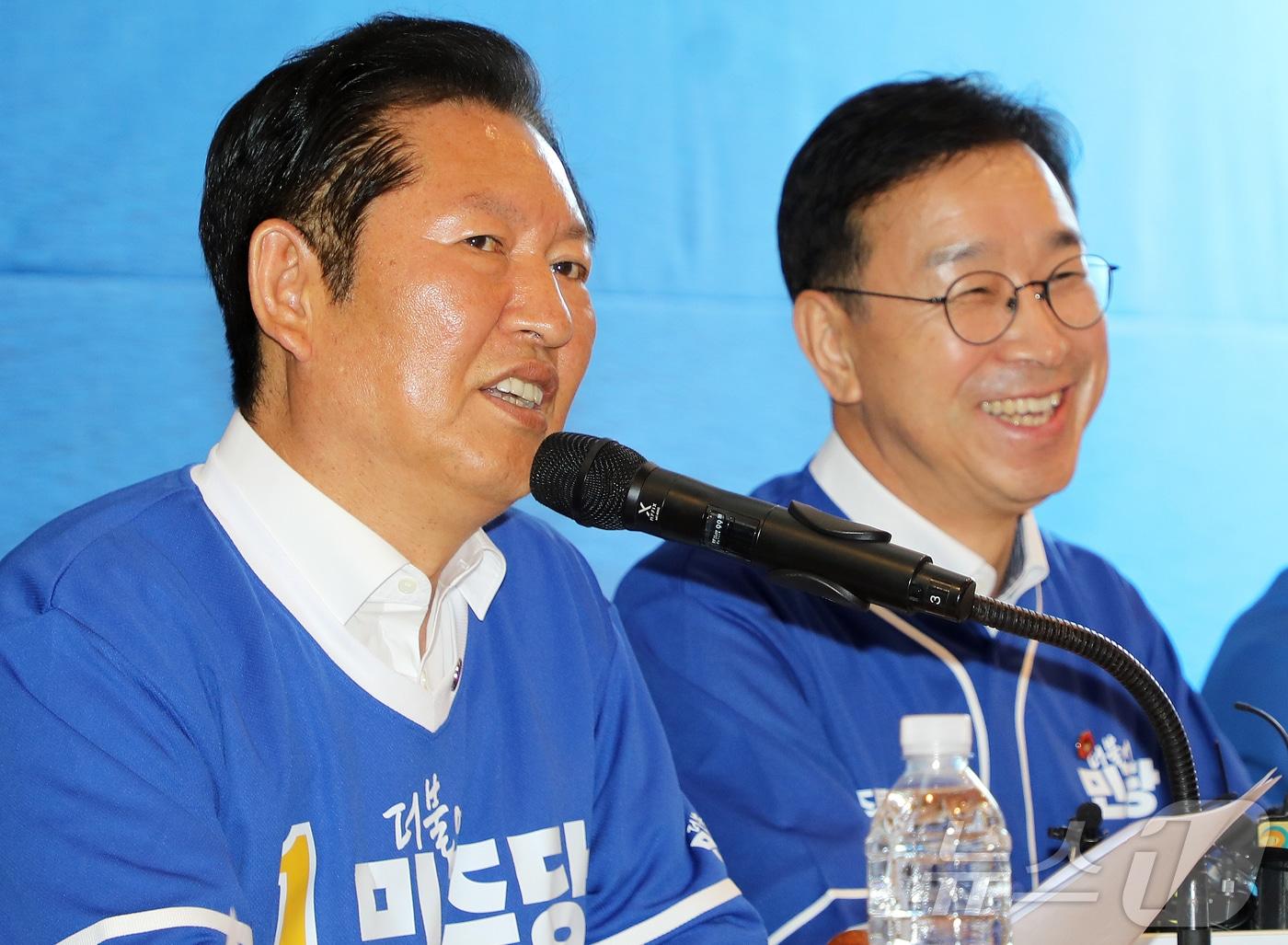 본문 이미지 - 정청래 더불어민주당 대표(왼쪽)와 위성곤 민주당 제주도지사 후보가 15일 오전 제주시 오라동 위 후보 선거사무소에서 선거대책위원회 회의를 하고 있다. 2026.5.15 ⓒ 뉴스1 오미란 기자