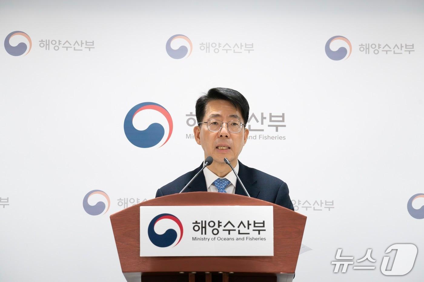 본문 이미지 - 황종우 해양수산부 장관이 14일 해수부 부산청사에서 열린 '국민주권정부 출범 1주년 기자 간담회'에서 기자들의 질문에 답하고 있다.(해양수산부 제공).