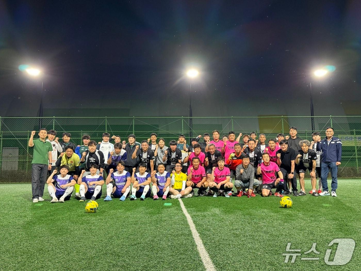본문 이미지 - 지난 14일 송암동 풋살장에서 열린 '2026 춘천시 야간 풋살리그' 개막식.(춘천시풋살연맹 제공, 재판매 및 DB금지)