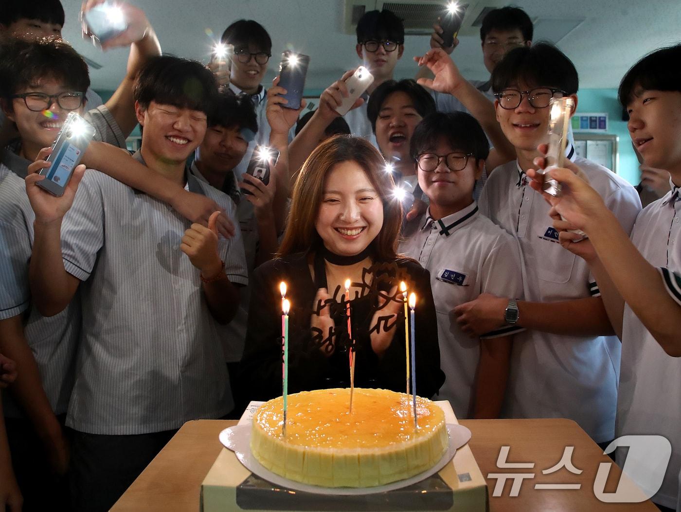 본문 이미지 - 스승의 날인 15일 대구 성광고 1학년 교실에서 학생들이 축하 케이크에 불을 밝힌 뒤 담임 선생님을 위한 스승의 은혜 노래를 부르고 있다. 2026.5.15 ⓒ 뉴스1 공정식 기자