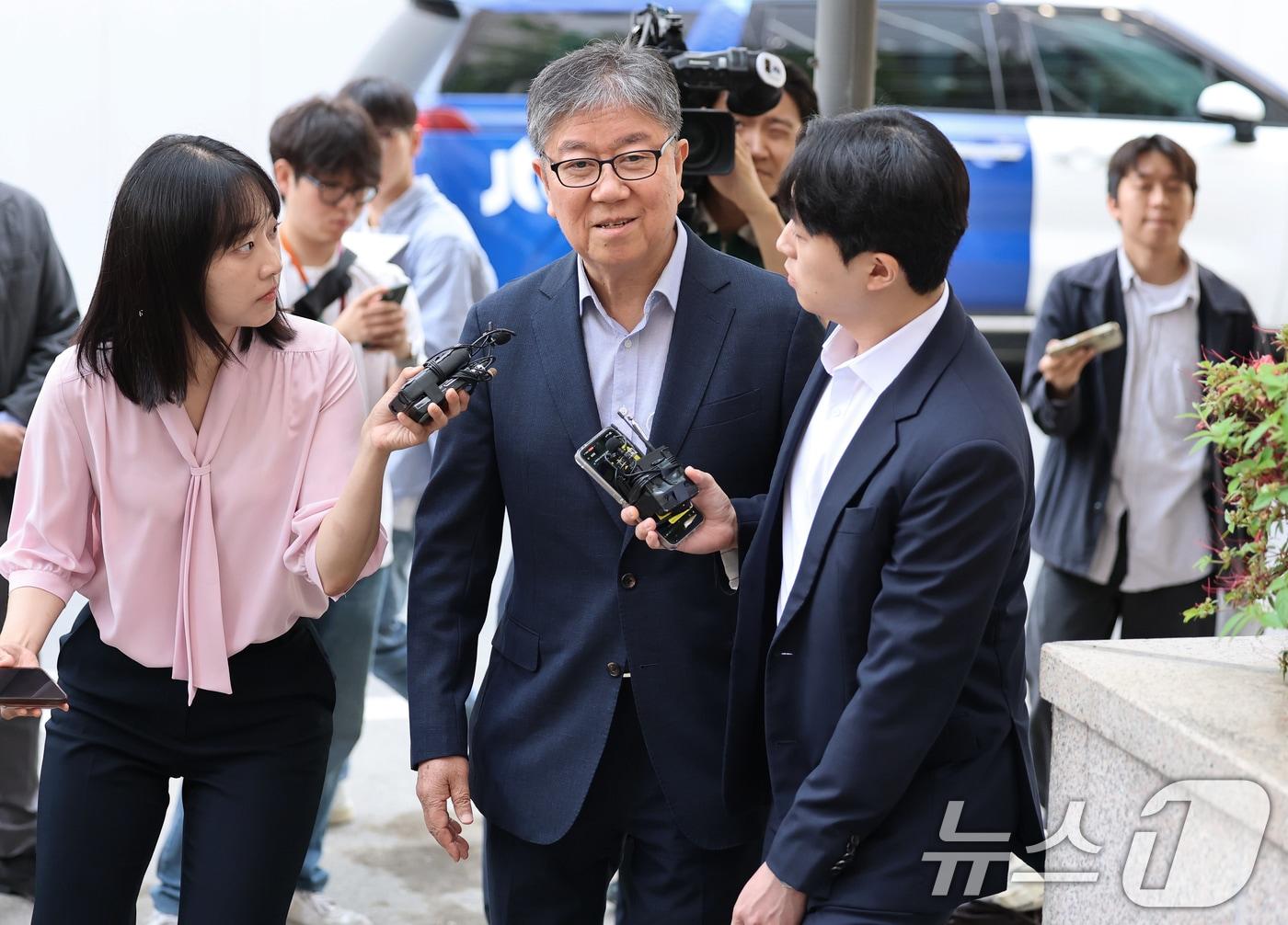 본문 이미지 - 김대기 전 대통령 비서실장이 15일 오전 윤석열 정부의 대통령실 및 관저 이전 특혜 의혹 관련 피의자 조사를 받기 위해 경기 과천 2차 종합특검 사무실로 출석하고 있다. 2026.5.15 ⓒ 뉴스1 오대일 기자