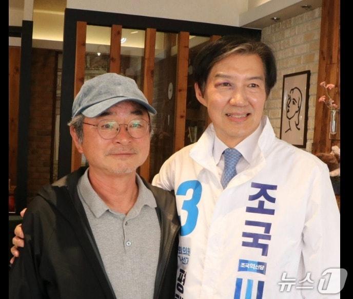 본문 이미지 - 지난 14일 이호철 전 청와대 민정수석이 조국혁신당 경기평택을 조국 후보를 만나 지지를 선언한 뒤 기념촬영을 하고  있는 모습.  지난 12일 문에 부딪힌 조 후보 오른쪽 눈두덩이에 멍이 들어 있다. (SNS 갈무리) ⓒ 뉴스1  