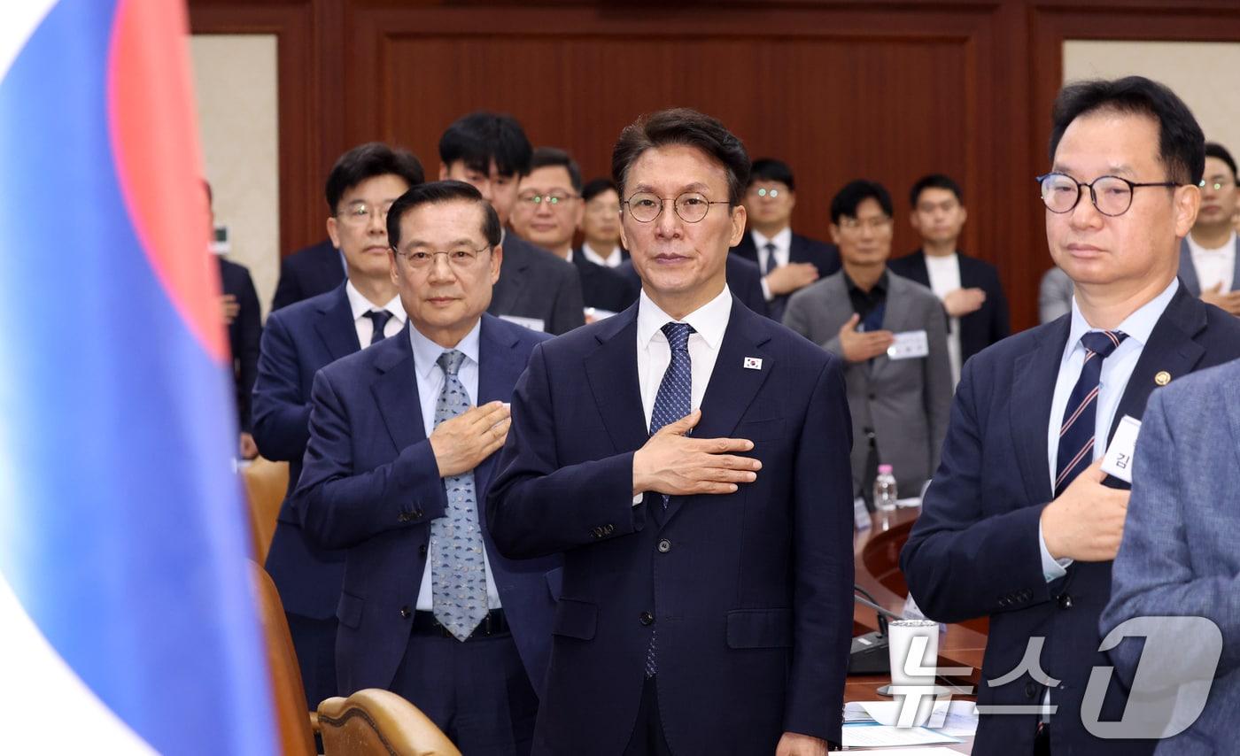 본문 이미지 - 김민석 국무총리와 위원들이 15일 오전 서울 종로구 세종대로 정부서울청사에서 열린 민·관 대테러업무혁신TF 최종보고회의에서 국기에 대한 경례를 하고 있다. 2026.5.15 ⓒ 뉴스1 김명섭 기자