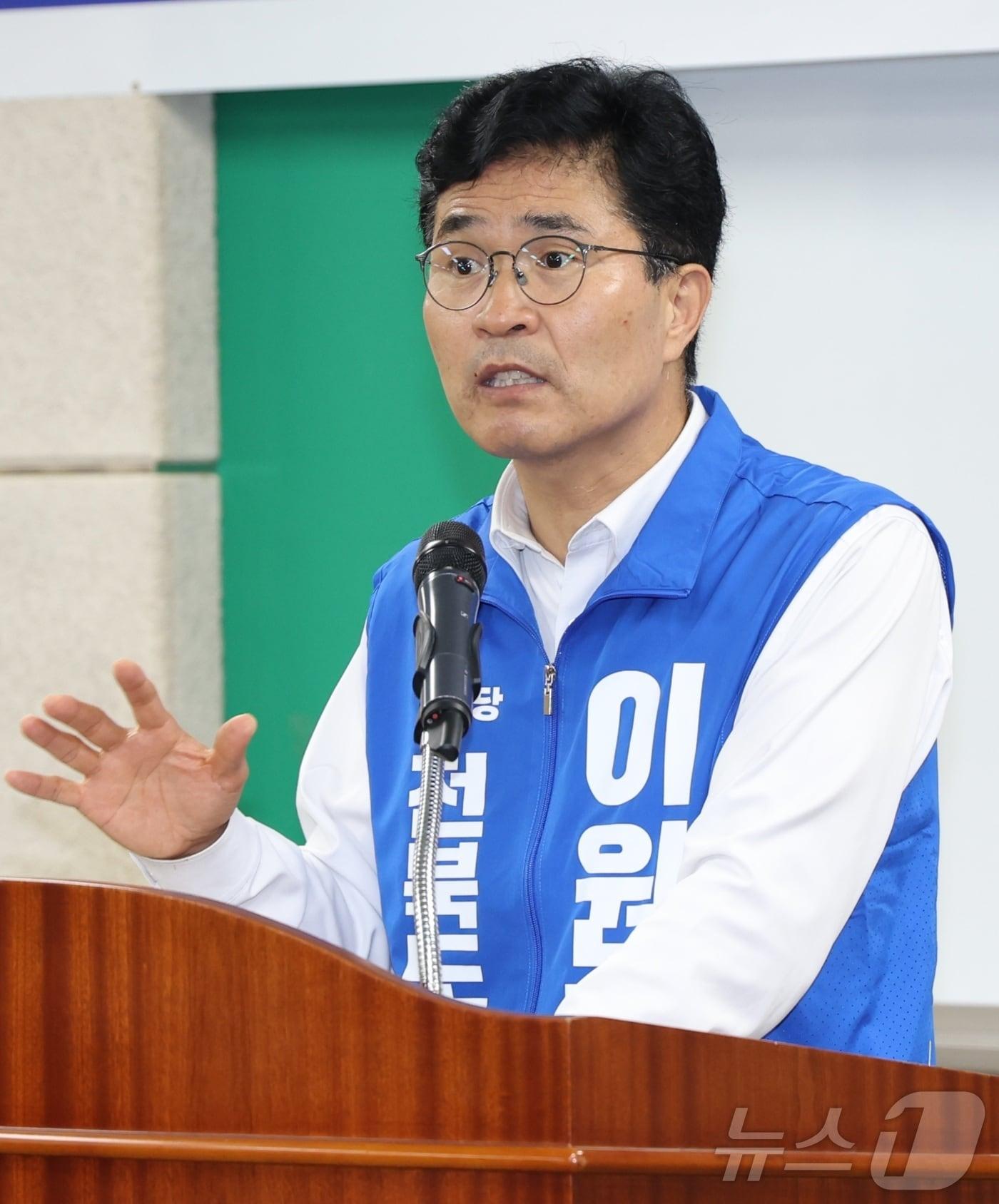 본문 이미지 - 이원택 더불어민주당 전북특별자치도지사 후보가 15일 전북 전주시 전북체육회관에서 열린 '전북도지사 예비후보 초청 전북체육 정책 간담회'에 참석해 정책을 발표하고 있다. ⓒ 뉴스1 유경석 기자