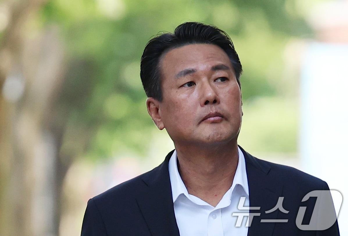 본문 이미지 - 김태효 전 국가안보실 1차장이 15일 오전 내란중요임무종사 혐의로 피의자 조사를 받기 위해 경기 과천 2차 종합특검 사무실로 출석하고 있다.. 2026.5.15 ⓒ 뉴스1 오대일 기자