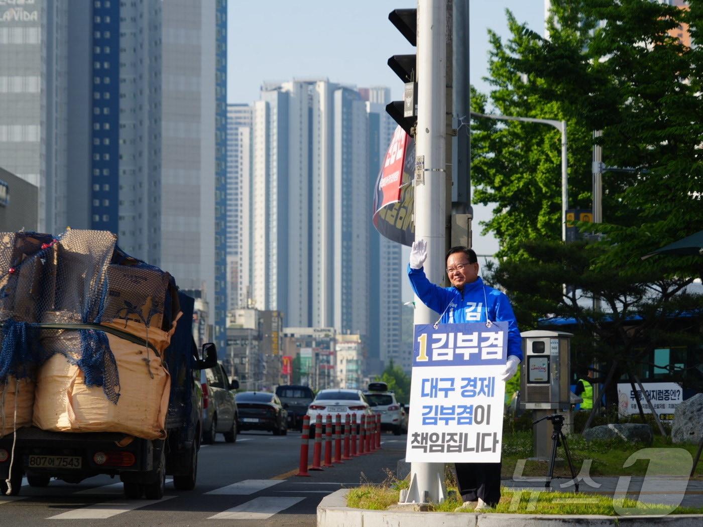 본문 이미지 - 김부겸 더불어민주당 대구시장 후보가 15일 오전 대구 달서구 죽전네거리에서 출근길 인사를 하고 있다. (김부겸 희망캠프 제공. 재판매 및 DB 금지) 2026.5.15 ⓒ 뉴스1 남승렬 기자
