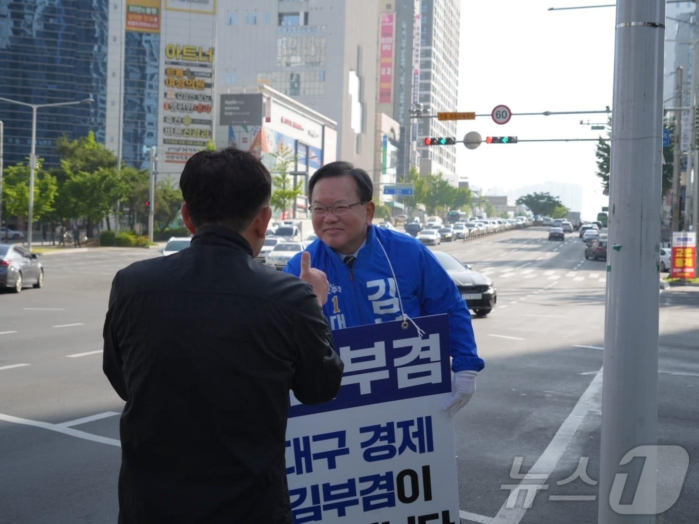 본문 이미지 - 김부겸 더불어민주당 대구시장 후보가 15일 오전 대구 달서구 죽전네거리에서 출근길 인사를 하고 있다. (김부겸 희망캠프 제공. 재판매 및 DB 금지) 2026.5.15 ⓒ 뉴스1 남승렬 기자