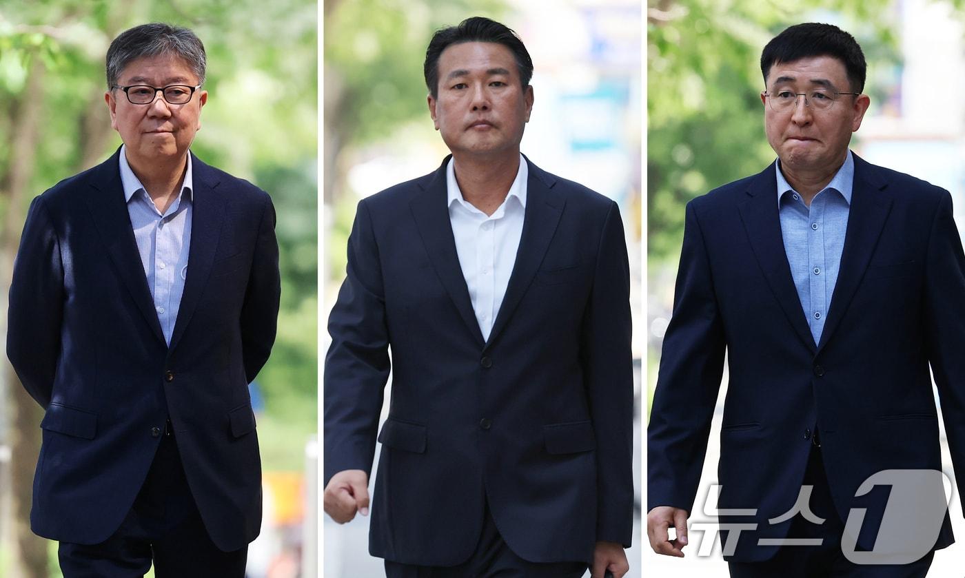 본문 이미지 - 김대기 전 대통령 비서실장(왼쪽부터), 김태효 전 국가안보실 1차장, 박안수 전 육군참모총장이 15일 오전 피의자 신분으로 조사를 받기 위해 경기 과천 2차 종합특검 사무실로 각각 출석하고 있다. 2026.5.15 ⓒ 뉴스1 오대일 기자