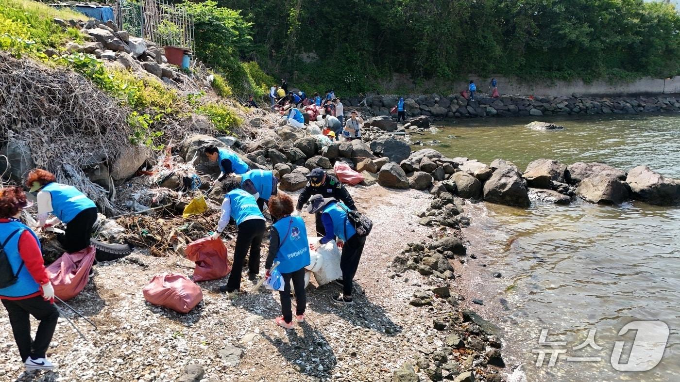 본문 이미지 - 창원해경과 민간 봉사단체 관계자들이 14일 창원시 마산합포구 한 조간대(썰물 때 드러나는 지대)에서 해양 쓰레기를 수거하고 있다.(창원해경 제공. 재판매 및 DB금지)