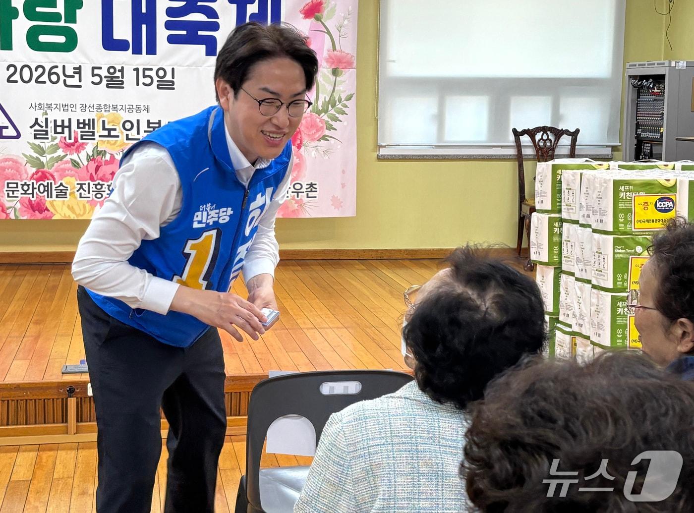 본문 이미지 - 하정우 더불어민주당 부산 북구갑 국회의원 후보가 15일 부산 북구 실버벨노인종합복지관에서 지역 주민들에게 인사하고 있다. 2026.05.15 ⓒ 뉴스1 홍윤 기자
