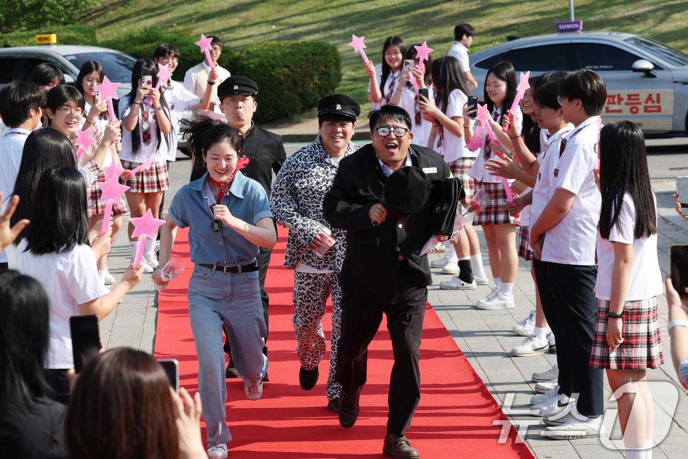 본문 이미지 - 스승의 날인 15일 경기 수원시 팔달구 매향중학교에서 열린 스승의 날 기념 등굣길 레드카펫 행사에서 선생님들이 레드카펫에 올라 학생들에게 감사 인사를 전하고 있다. 올해로 5회째를 맞은 이번 행사는 학생회 학생들이 주도적으로 참여해 선생님들의 헌신과 노고에 대한 존경과 감사의 마음을 전했다. 2026.5.15 ⓒ 뉴스1 김영운 기자