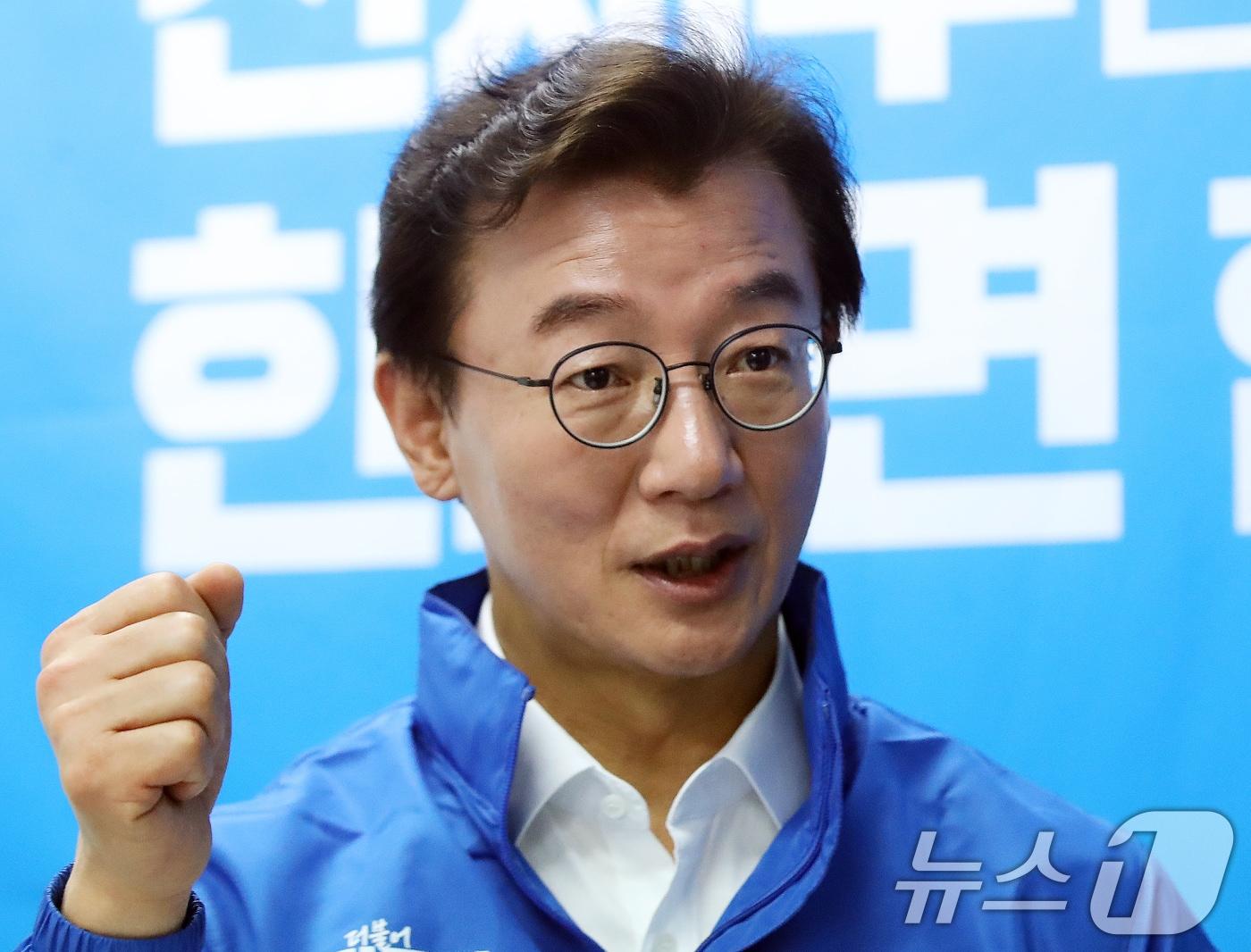 본문 이미지 - 전재수 더불어민주당 부산시장 후보가 15일 부산 부산진구 선거사무소에서 뉴스1과 인터뷰를 하고 있다. ⓒ 뉴스1 윤일지 기자