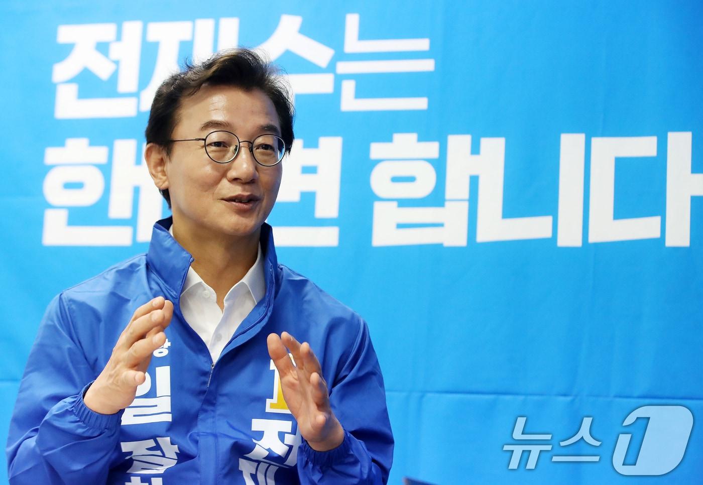 본문 이미지 - 전재수 더불어민주당 부산시장 후보가 15일 부산 부산진구 선거사무소에서 뉴스1과 인터뷰를 하고 있다. ⓒ 뉴스1 윤일지 기자