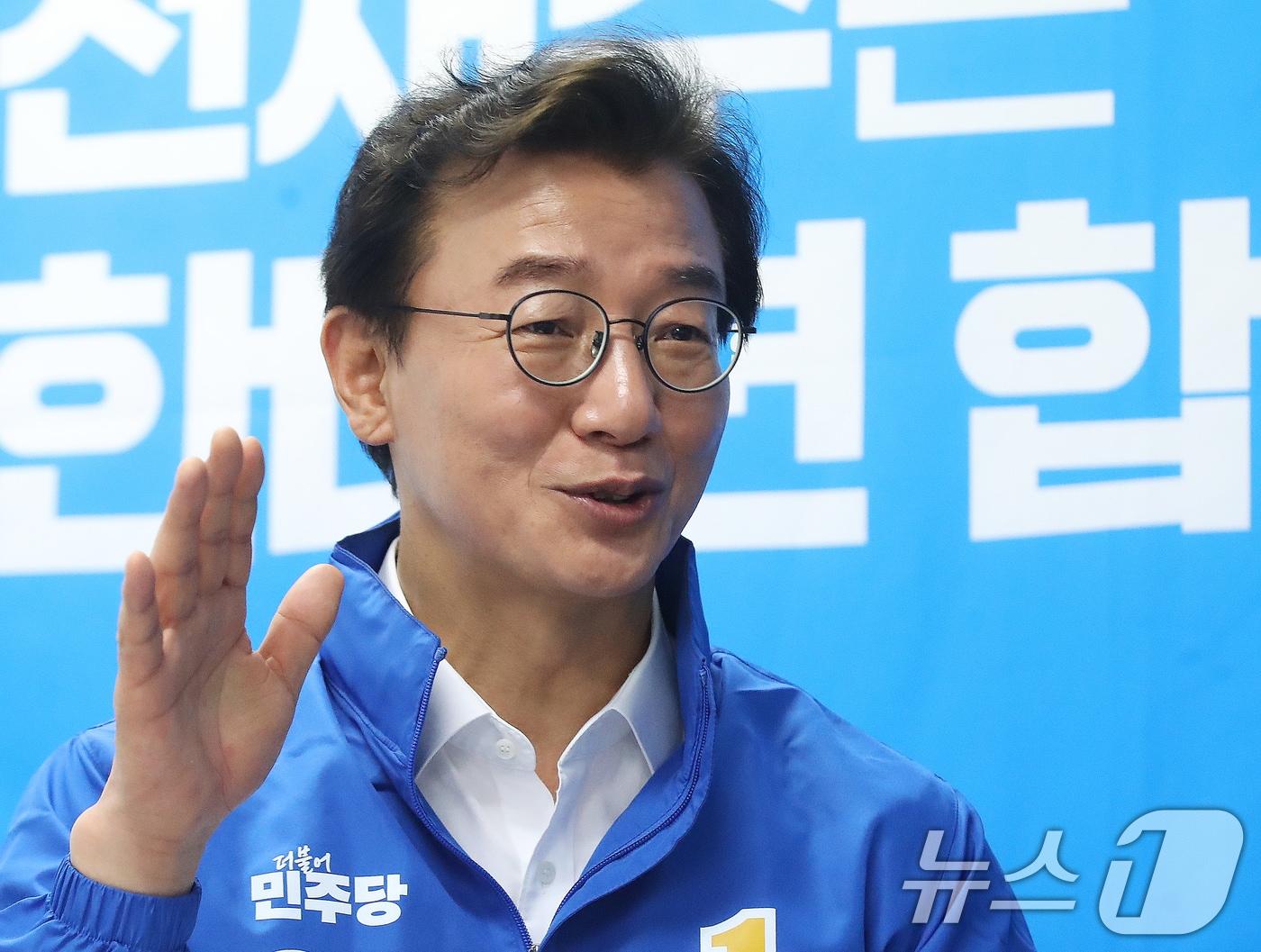 본문 이미지 - 전재수 더불어민주당 부산시장 후보가 15일 부산 부산진구 선거사무소에서 뉴스1과 인터뷰를 하고 있다. ⓒ 뉴스1 윤일지 기자