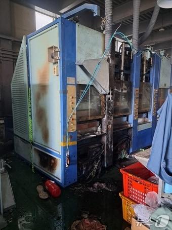 본문 이미지 - 사상구 삼락동 신발자재 제조공장 화재 현장.(부산소방재난본부 제공. 재판매 및 DB 금지)