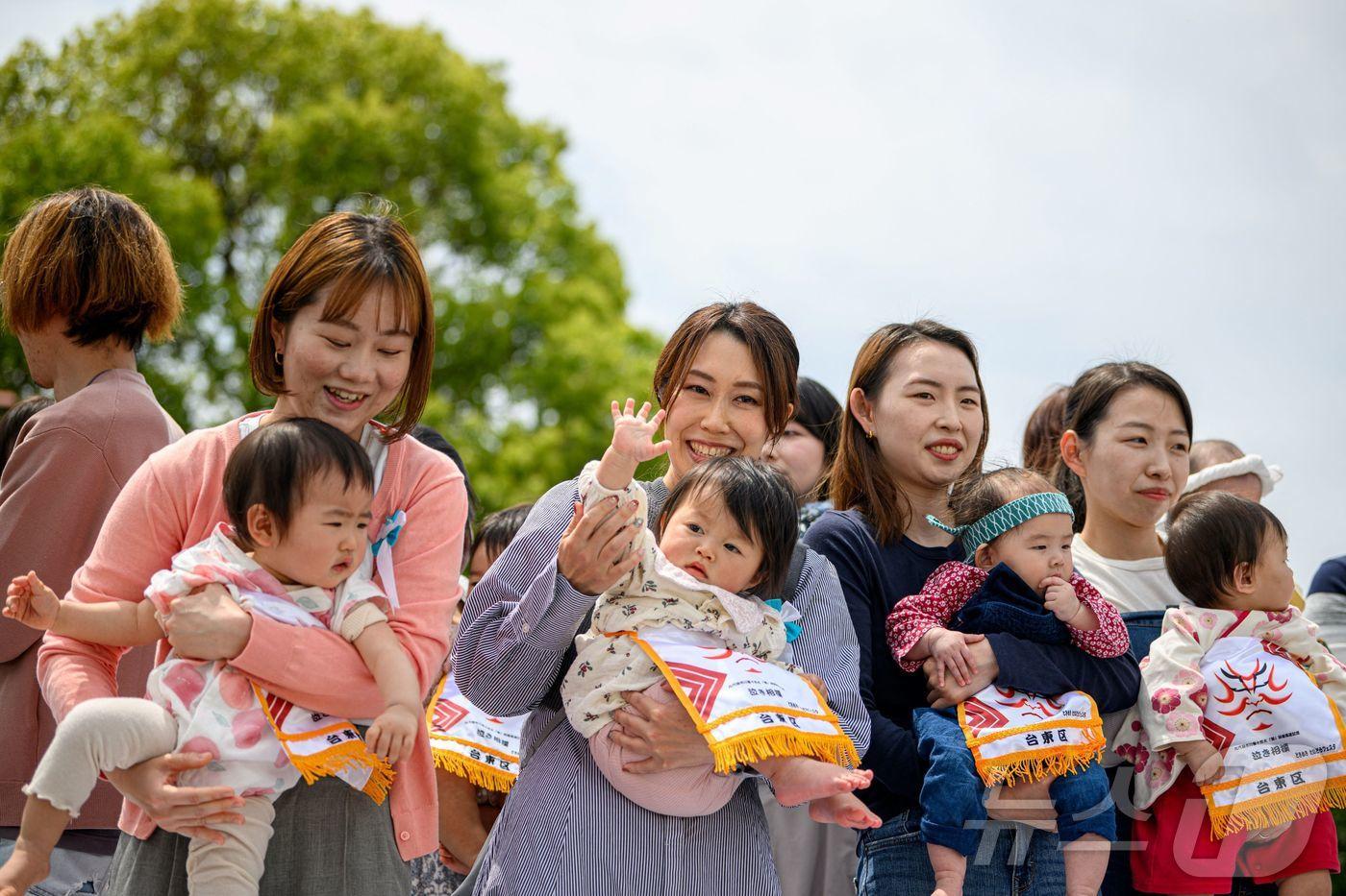 본문 이미지 - 아기를 안고 있는 일본 엄마들 <자료사진> 2025.04.26. ⓒ AFP=뉴스1