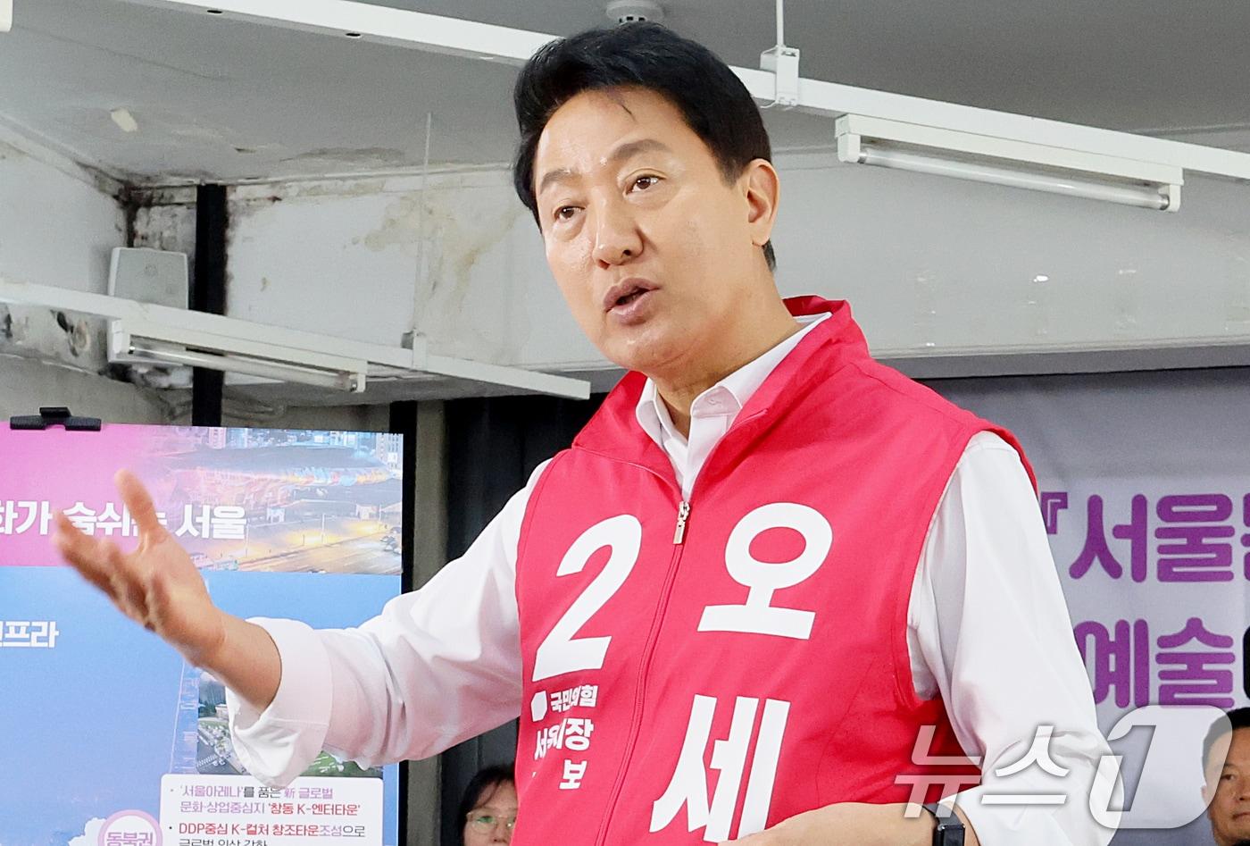 본문 이미지 - 오세훈 국민의힘 서울시장 후보가 15일 오전 서울 종로구 선거사무소에서 열린 '문화공약 발표 및 서울문화예술성장위원회 출범식'에서 문화공약을 발표하고 있다. 2026.5.15 ⓒ 뉴스1 조연우 인턴기자